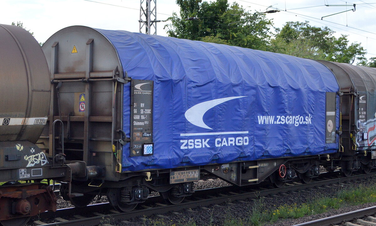Slowakischer Drehgestell-Flachwagen mit Schiebeplane (Coiltransporte) der ZSSK Cargo mit der Nr. 31 RIV 56 SK-ZSSKC 4688 104-1 Shimmns 575.3 in einem gemischten Güterzug  am 05.07.22 Vorbeifahrt Bahnhof Dedensen Gümmer.