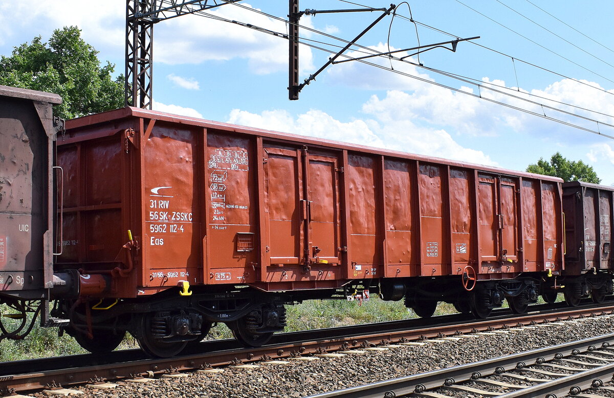 Slowakischer Drehgestell-Hochbordwagen der ZSSK Cargo mit der Nr. 31 RIV 56 SK-ZSSKC 5962 112-4 Eas in einem Ganzzug am 14.07.23 Höhe Bahnhof Kostrzyn nad Odrą.