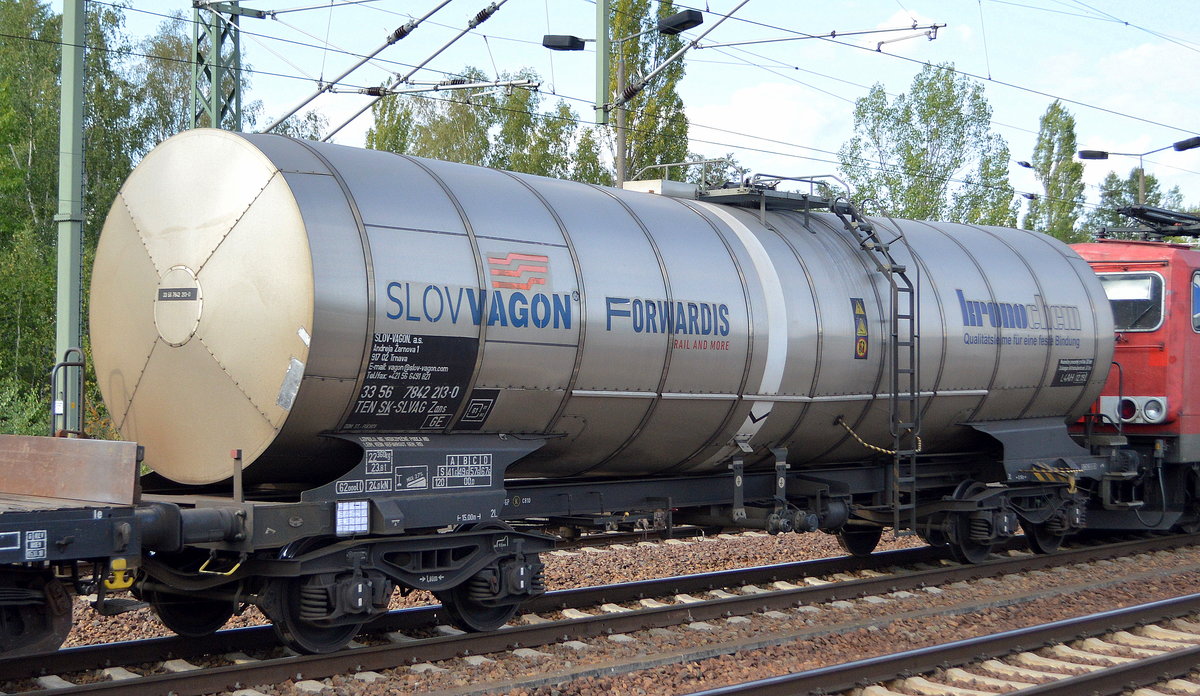 Slowakischer Kesselwagen der Fa. SLOV-VAGON. a.s. mit der Nr. 33 REN 56 SK-SLVAG 7842 213-0 Zans (GE) Firmenlogo von: SLOVVAGON + FORWARDS/RAIL AND MORE + kronchem(Qualitätsleim für eine feste Bindung am 14.08.19 in einem gemischten Güterzug Bahnhof Flughafen Berlin Schönefeld.