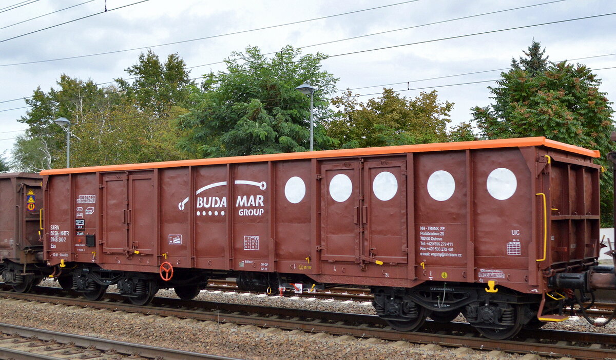 Slowakischer offener Drehgestell-Güterwagen vom Einsteller NH-TRANS, SE mit der Nr. 33 RIV 56 SK-NHTR 5948 300-2 Eas Logo der BUDAMAR GROUP (Slowakisches Logistikunternehmen) in einem Ganzzug am 06.10.21 Bf. Golm (Potsdam).