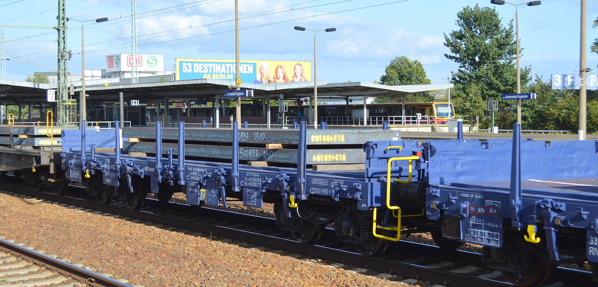 Slowakoscher Drehgestell-Flachwagen der slowakischen Fa. AXBENET s.r.o. mit der Nr. 33 RIV 56 SK-AXBSK 4705 031-9 Smms  in einem Güterzug mit Stahlprodukten (Brammen) am 18.09.19 Bf. Flughafen Berlin Schönefeld.