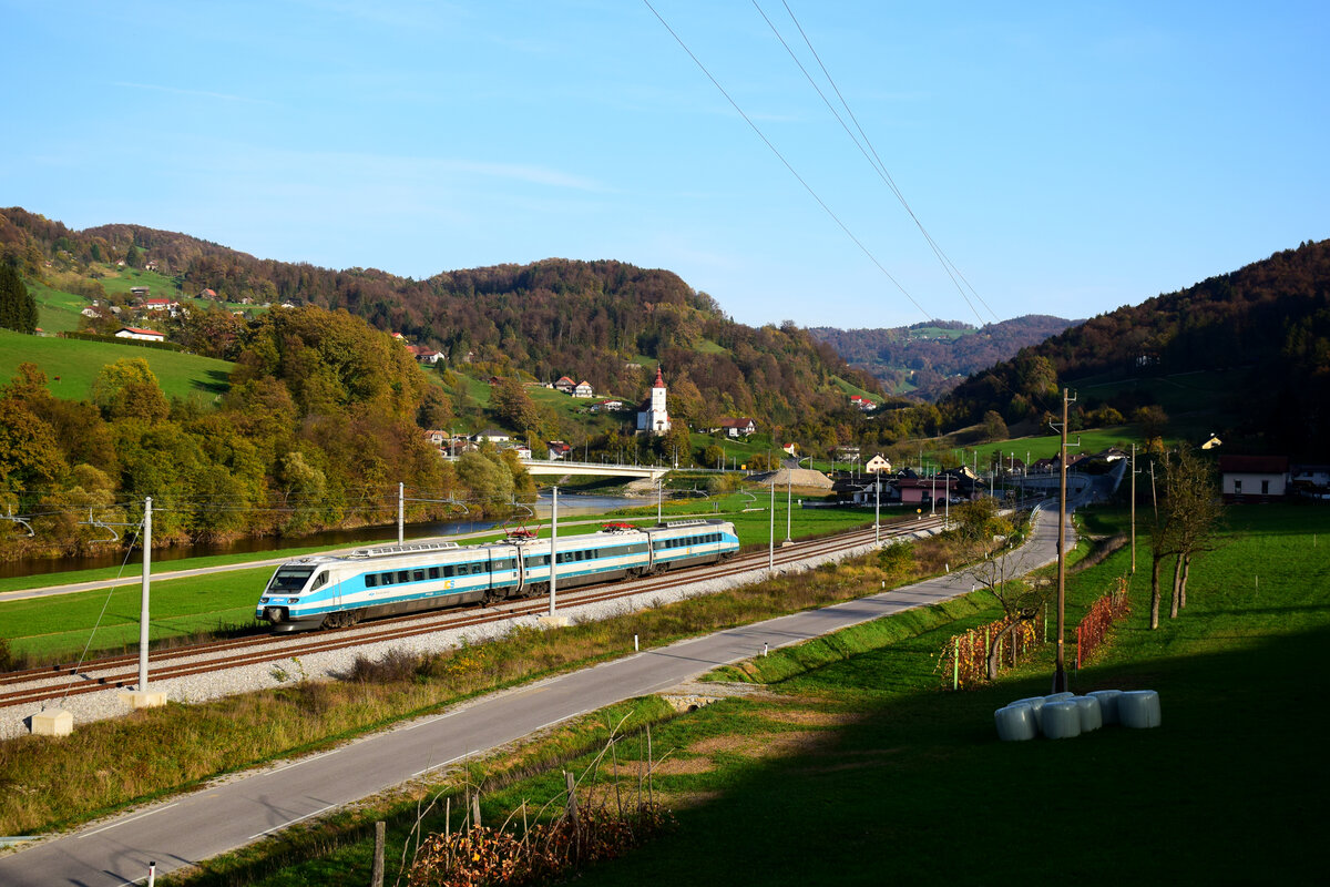 Slowenien ist eines der Länder in Europa, in denen Pendolino in Betrieb ist. Es gibt insgesamt 3 Stück. Ein Pendolino ist auf dem Weg von Maribor nach Ljubljana als IC 519 kurz nach Laško, bei Radoblje.
29.10.2022.