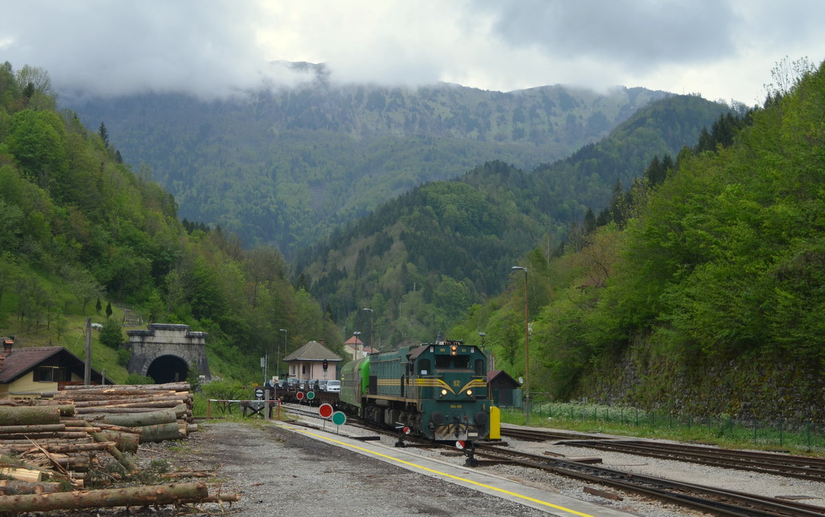 Slowenien: SZ 664-105 mit dem Autozug in Podbrdo 19.05.2019