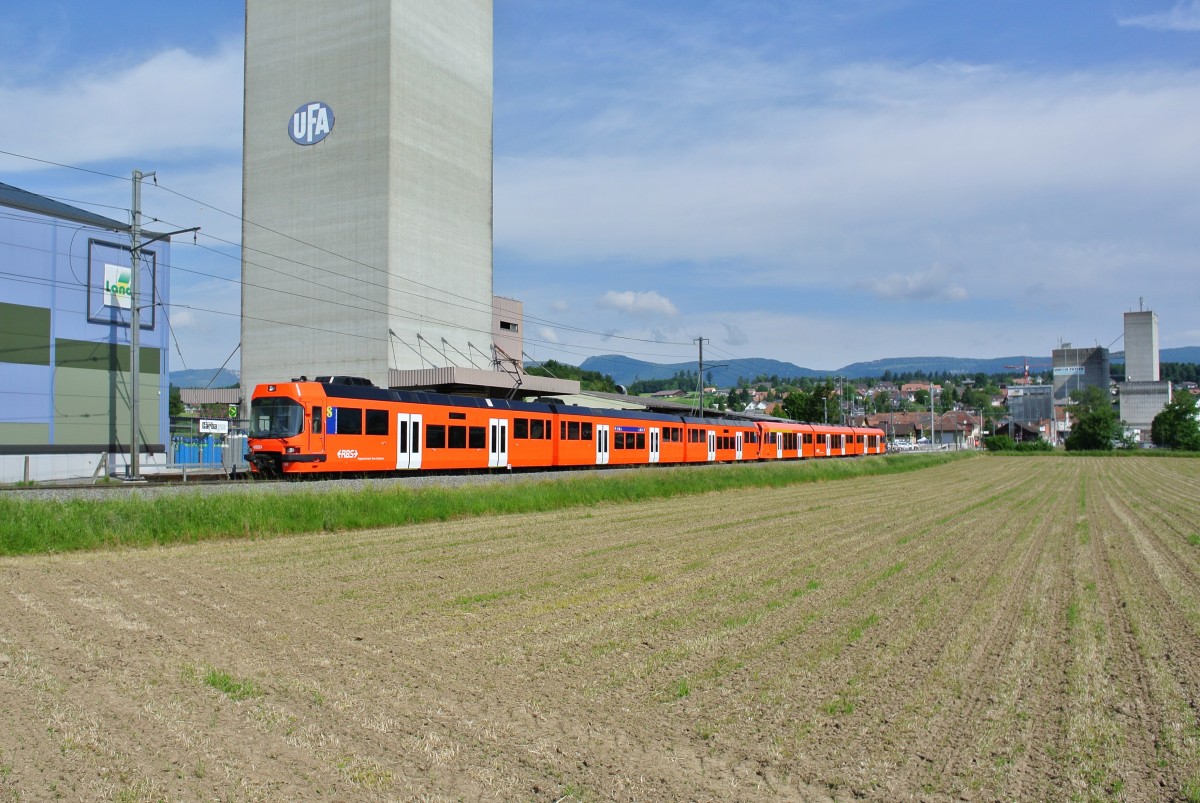SlowUp Solothurn-Bucheggberg 2014: Die RE's Solothurn-Bern verkehrten heute in Doppeltraktion, Seite Bern war jeweils ein Seconda eingereiht. Diese werden planmässig nicht mehr bis Solothurn eingesetzt; RE 1102 bestehend aus dem Seconda 67 und dem Next 25 bei Lohn-Lüterkofen, 25.05.2014.