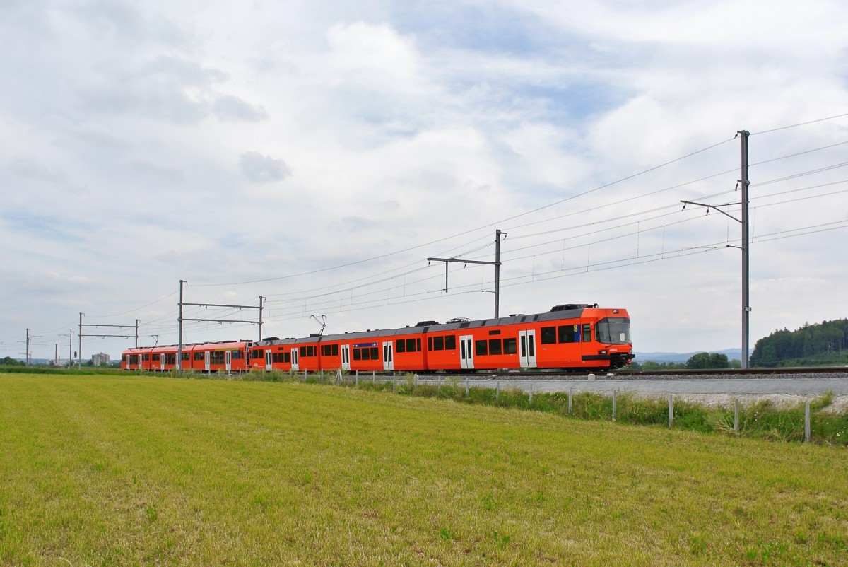 SlowUp Solothurn-Bucheggberg 2014: Die RE's Solothurn-Bern verkehrten heute in Doppeltraktion, Seite Bern war jeweils ein Seconda eingereiht. Diese werden planmässig nicht mehr bis Solothurn eingesetzt; RE 1126 bestehend aus dem Seconda 71 und dem Next 26 zwischen Biberist und Ammannsegg, 25.05.2014. 
