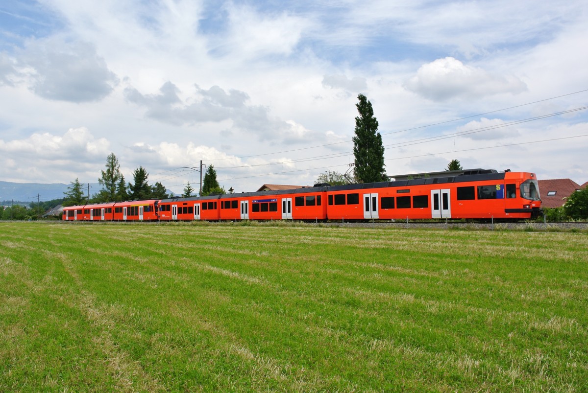SlowUp Solothurn-Bucheggberg 2014: Die RE's Solothurn-Bern verkehrten heute in Doppeltraktion, Seite Bern war jeweils ein Seconda eingereiht. Diese werden planmässig nicht mehr bis Solothurn eingesetzt; RE 1136 bestehend aus dem Seconda 64 und dem Next 34 zwischen Küttigkofen-Kräiligen und Bätterkinden, 25.05.2014.