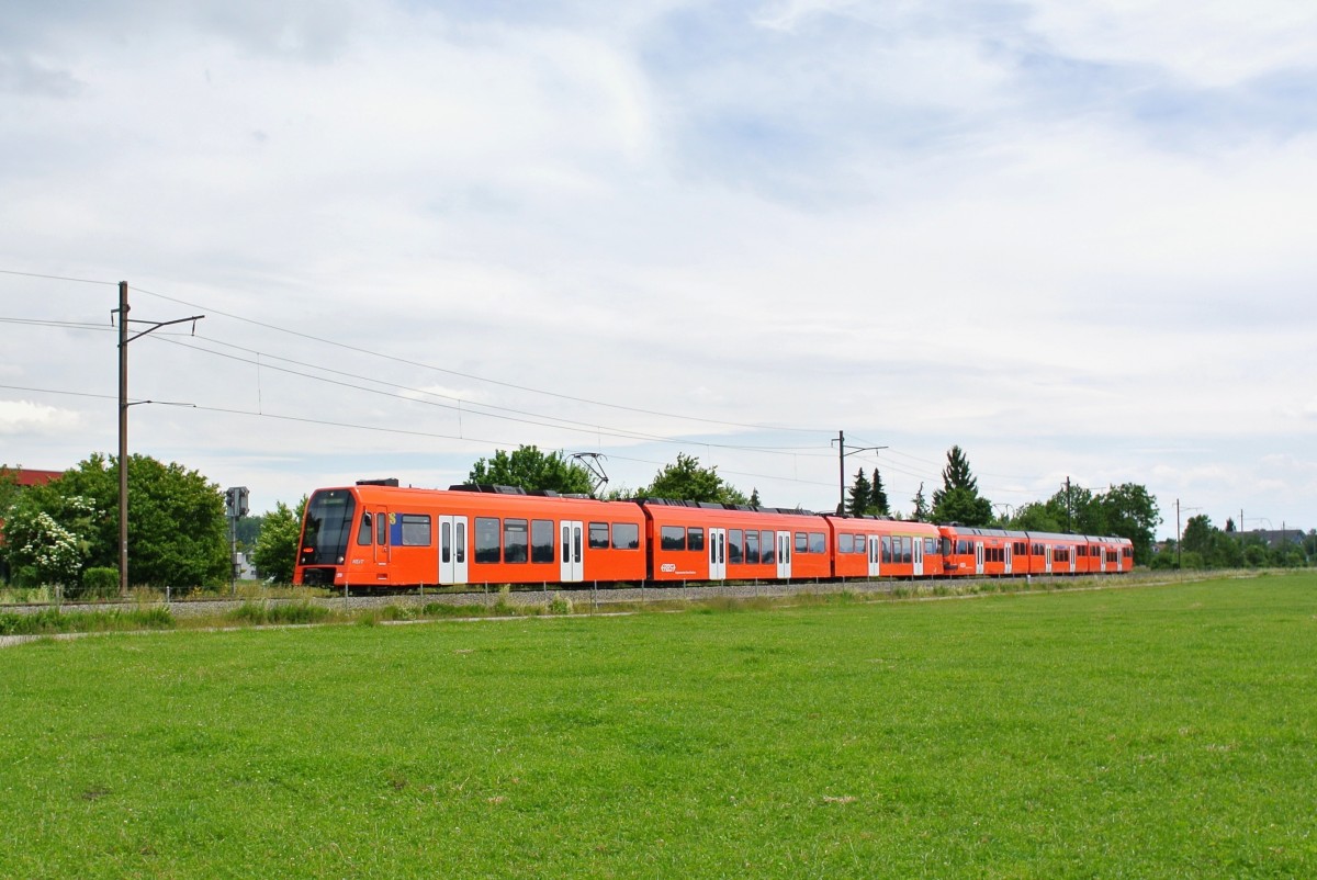 SlowUp Solothurn-Bucheggberg 2014: Die RE's Solothurn-Bern verkehrten heute in Doppeltraktion, Seite Bern war jeweils ein Seconda eingereiht. Diese werden planmssig nicht mehr bis Solothurn eingesetzt; RE 1136 bestehend aus dem Next 26 und dem Seconda 71 zwischen Btterkinden und Kttigkofen-Kriligen, 25.05.2014.

