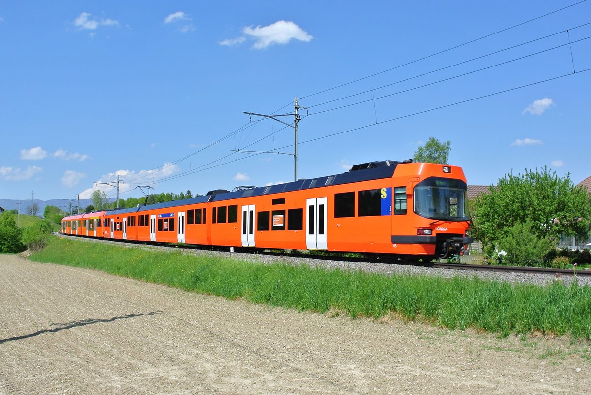 SlowUp Solothurn-Bucheggberg 2016: Die RE's Solothurn-Bern verkehrten heute in Doppeltraktion, Seite Bern war jeweils ein Seconda eingereiht. Diese werden planmässig nicht mehr bis Solothurn eingesetzt; RE 1146 bestehend aus dem Seconda 65 und dem Next 27 in der Limpachebene zwischen Lohn-Lüterkofen und Bätterkinden, 08.05.2016.
