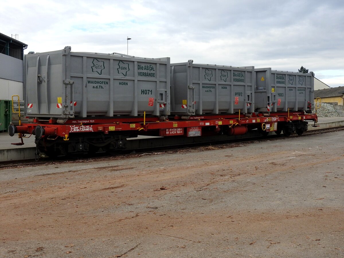 Slps-x 31 81(A-RCW)4726-085-1, ist mit Abrollcontainern in Sigmundsherberg abgestellt; 251030