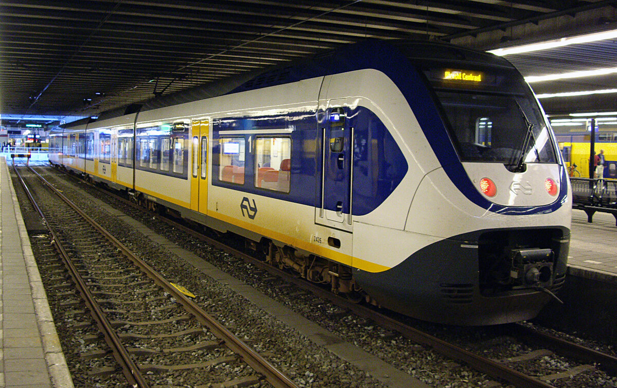 SLT Sprinter Lighttrain 2426, Den Haag Centraal, Zug wartet auf Abfahrt nach Utrecht Centraal, 30.8.2011. Baujahre 2008-2021, Nummern der Einheiten 2401-2469 und 2601-2662, 69 mit 4 Wagen und 62 mit 6 Wagen, eingesetzt im S-Bahn-ähnlichen Verkehr. 