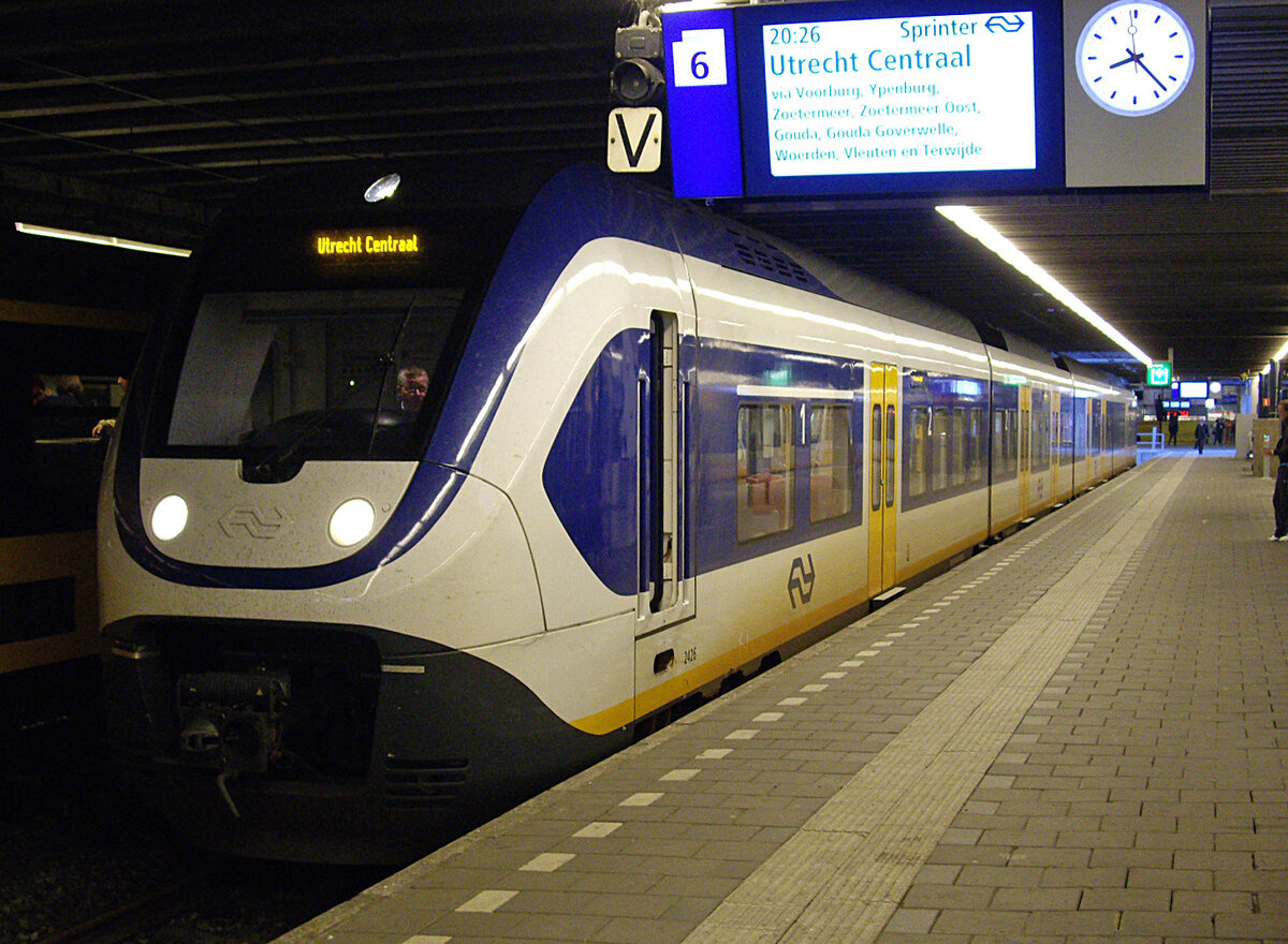 SLT Sprinter Lighttrain 2426, Den Haag Centraal, Zug wartet auf Abfahrt nach Utrecht Centraal, 30.8.2011. 