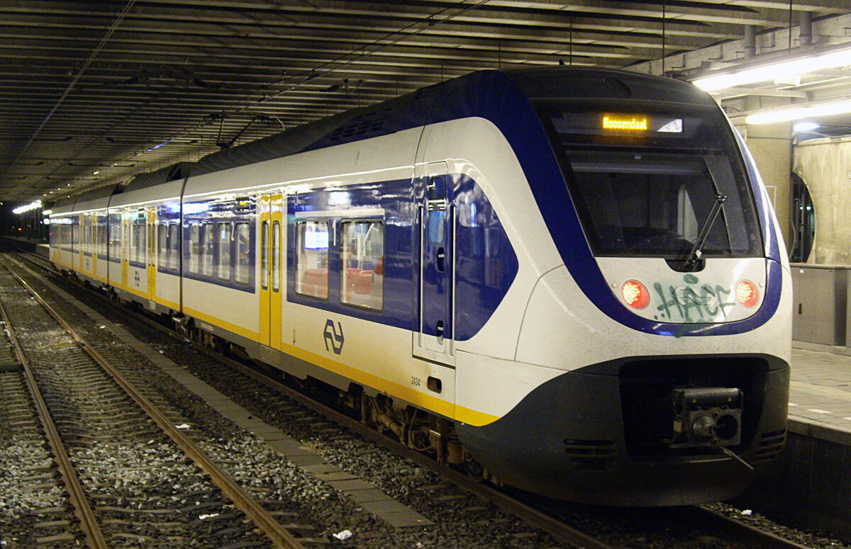 SLT Sprinter Lighttrain 2434, Den Haag Centraal, Zug wartet auf Abfahrt zum Grenzbahnhof Roosendaal an der belgischen Grenze, 1.9.2011. 