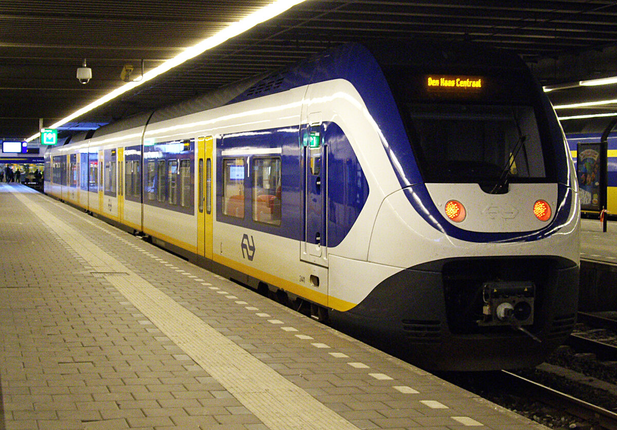 SLT Sprinter Lighttrain 2441, Den Haag Centraal, 30.8.2011. 