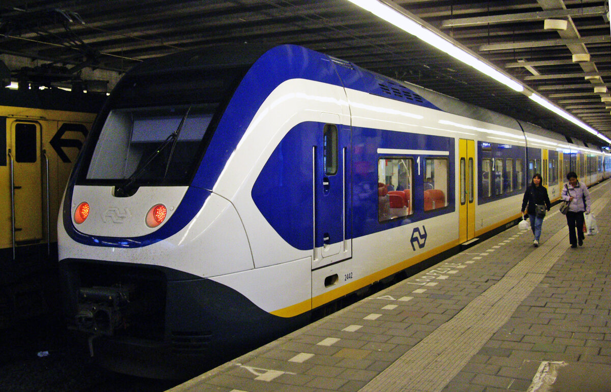 SLT Sprinter Lighttrain 2442, Den Haag Centraal, 30.8.2011. 
