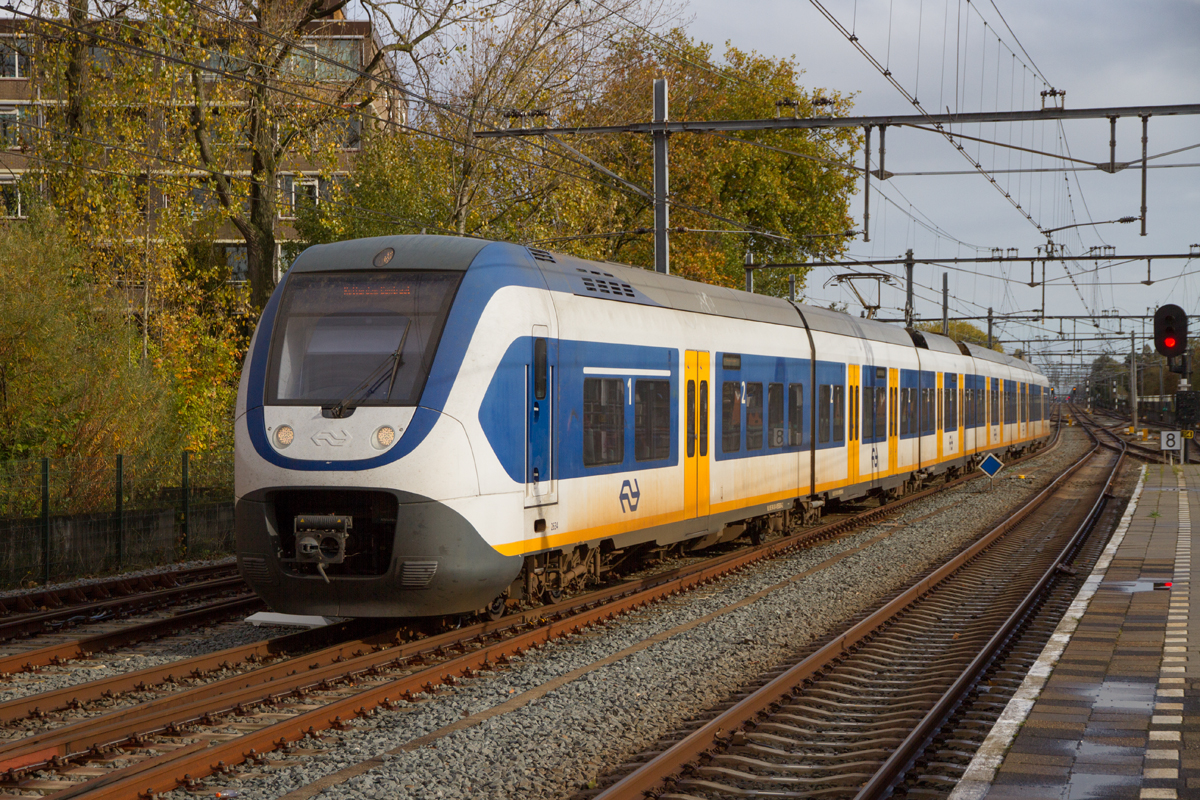 SLT Triebzug bei der Ankunft im Bahnhof Gouda als Sprinter nach Rotterdam Centraal, am 04.11.2022.