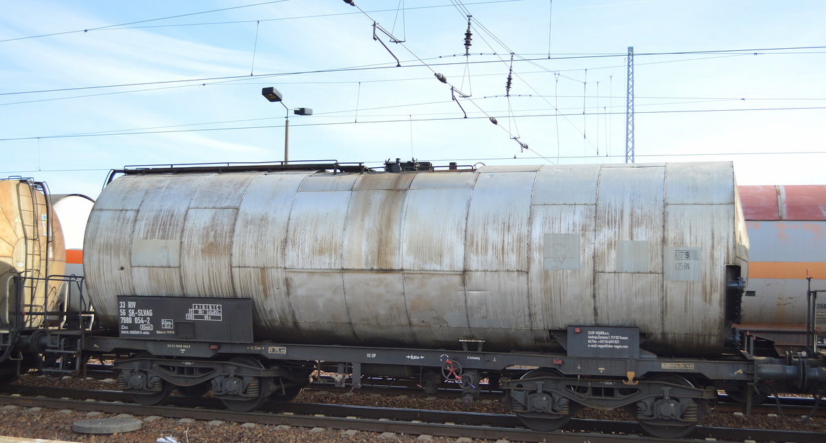 Slwakischer Kesselwagen vom Einsteller SLOV-VAGON,a.s. mit der Nr. 33 RIV 56 SK-SLVAG 7988 054-2 Zas am 06.03.19 Bf. Flughafen Berlin-Schönefeld.