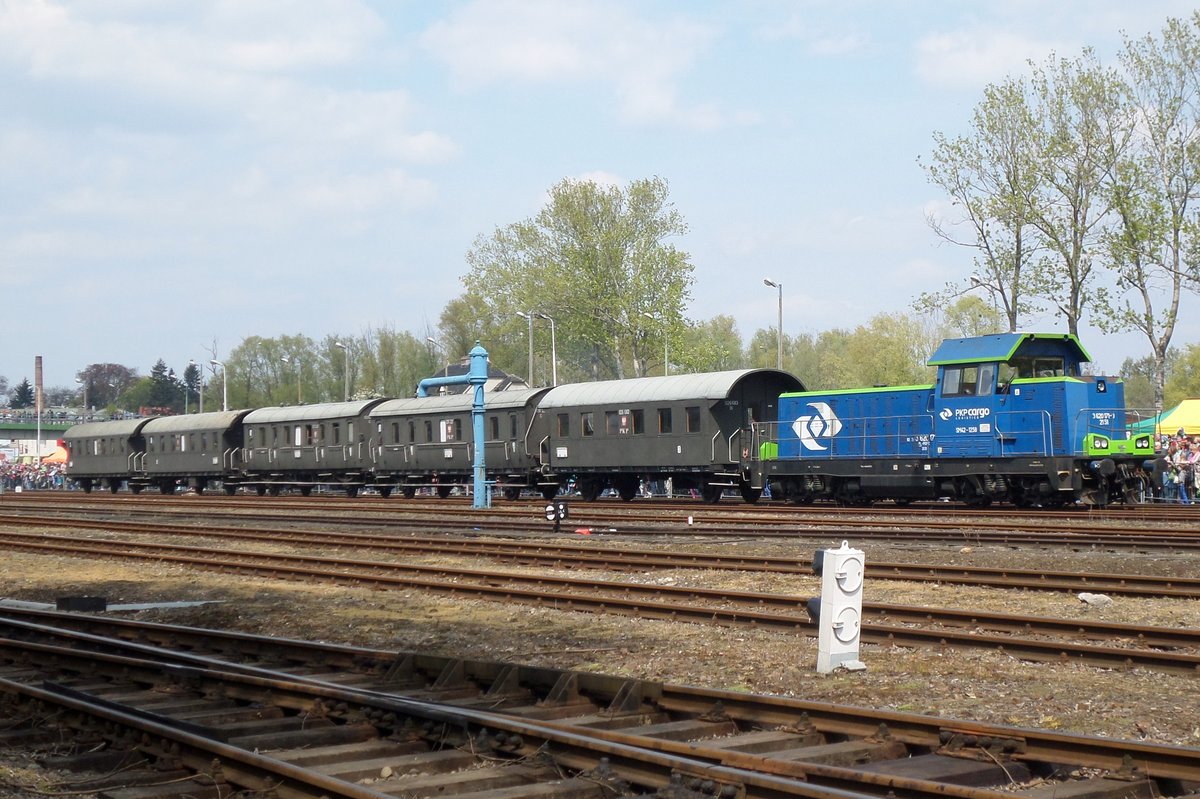 SM 1258 schleppt ein Zug von Polnische Donnerbuchsen durch Wolsztyn während der Lokparade am 30 April 2016.