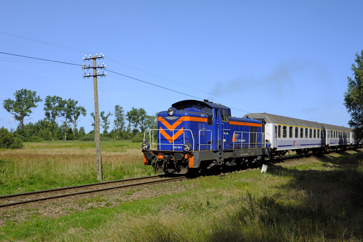 SM 42-380 der  PKP Intercity  war am vormittag des 24.08.17 mit dem IC - TLK 50164 GARDNO von Łeba nach Lębork bei Żarnowska unterwegs um rumpelte teilweise über das Gleis.