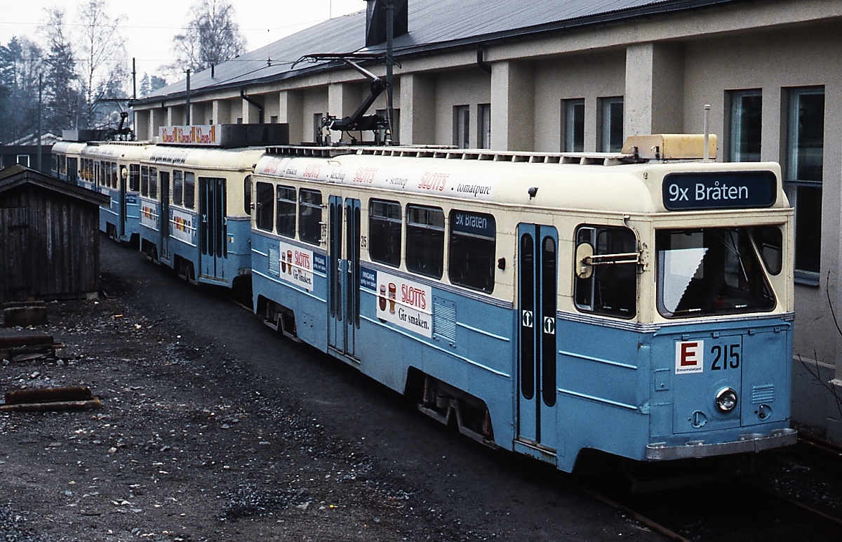 SM-53 215 mit einem Beiwagen ST-55 sowie ein weiterer Zug des gleichen Typs sind Anfang Mai 1988 an einem Depot abgestellt