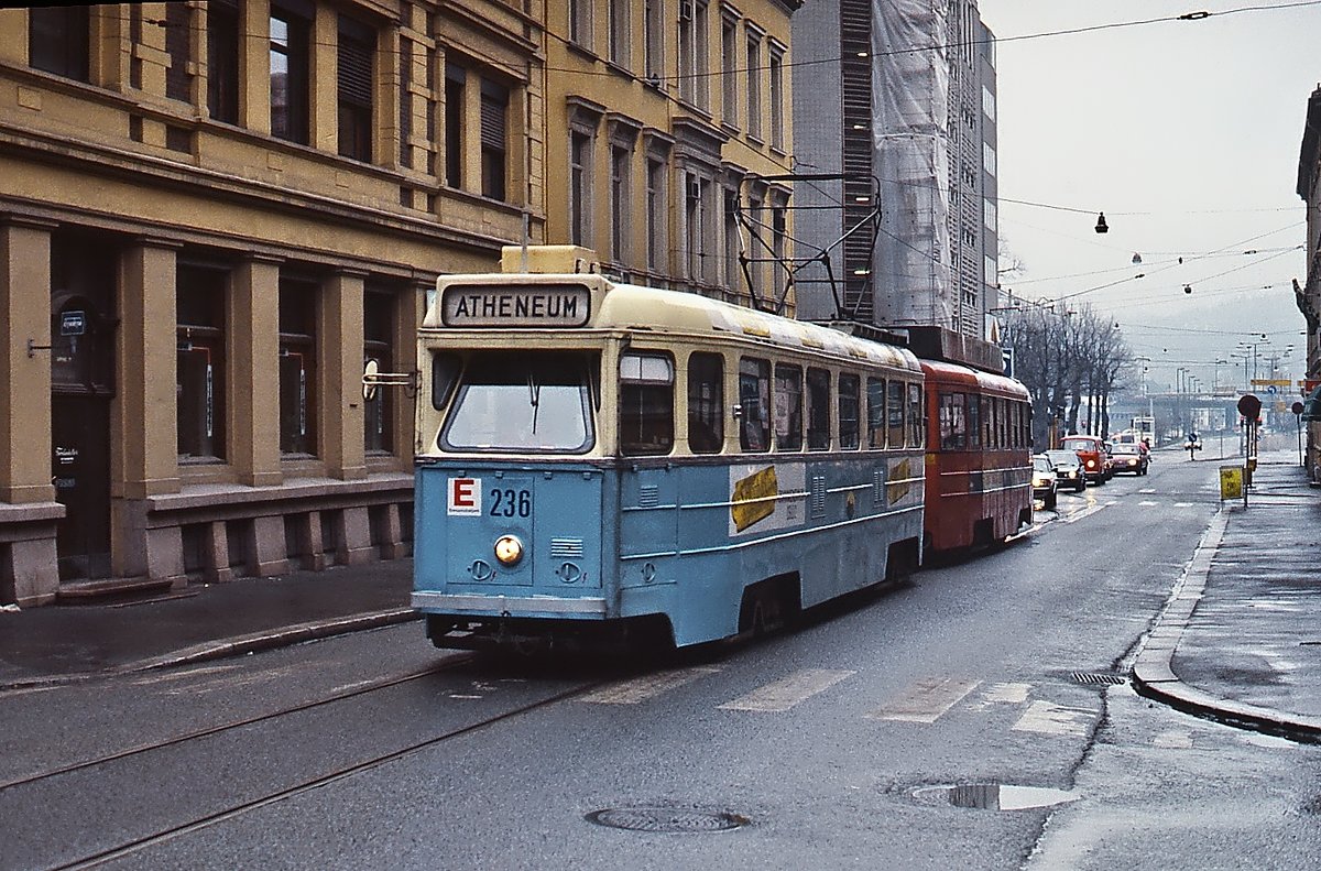 SM-53 236 mit rot lackiertem Beiwagen ST-55 Anfang Mai 1988 in der Osloer Innenstadt