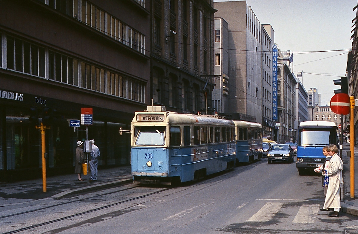 SM-53 238 und ein Beiwagen der Serie ST-53 im April 1988 in der Osloer Innenstadt