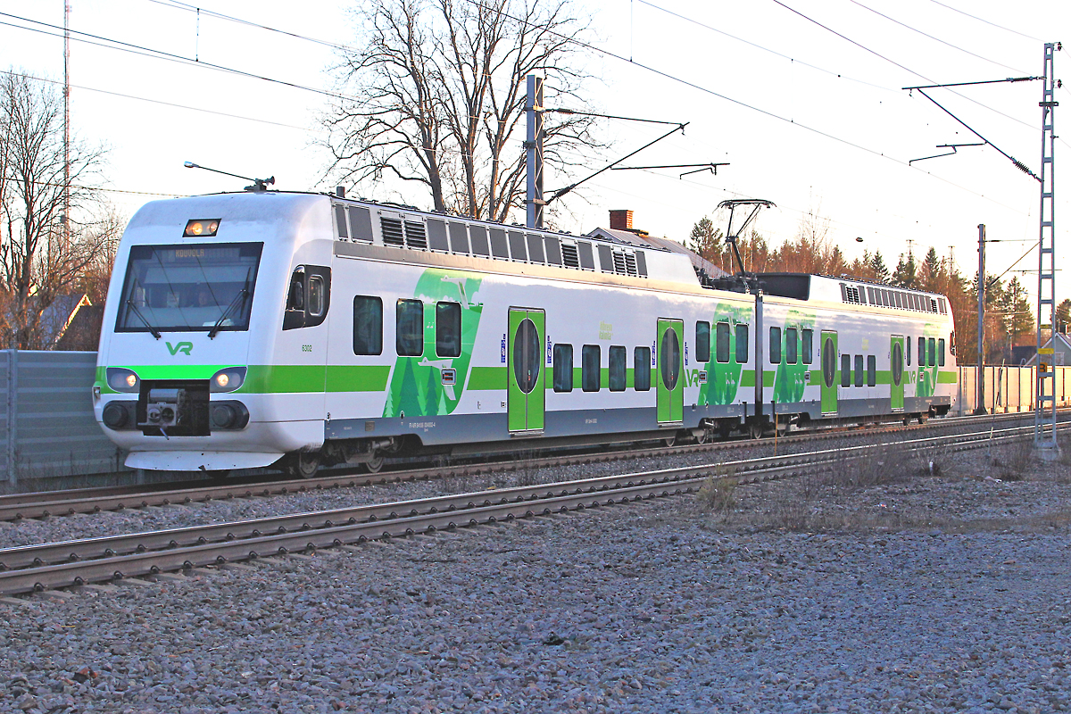 SM4 durchfährt den Bahnhof Koria.Das Foto entstand am 10.4.2014