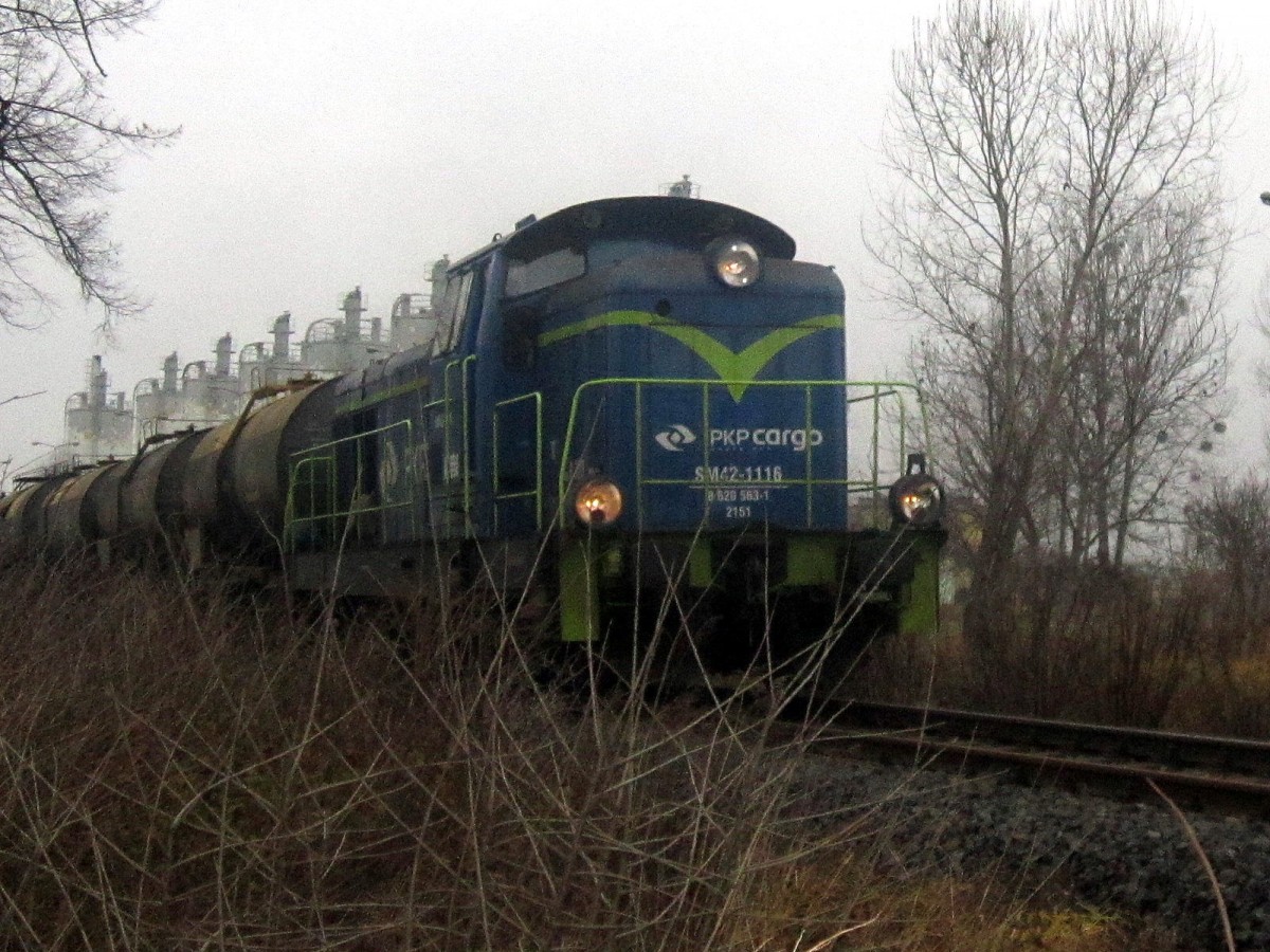SM42-1116 mit Kesselwagen beim Einfahrt in Miedzyrzecz,10.12.2013