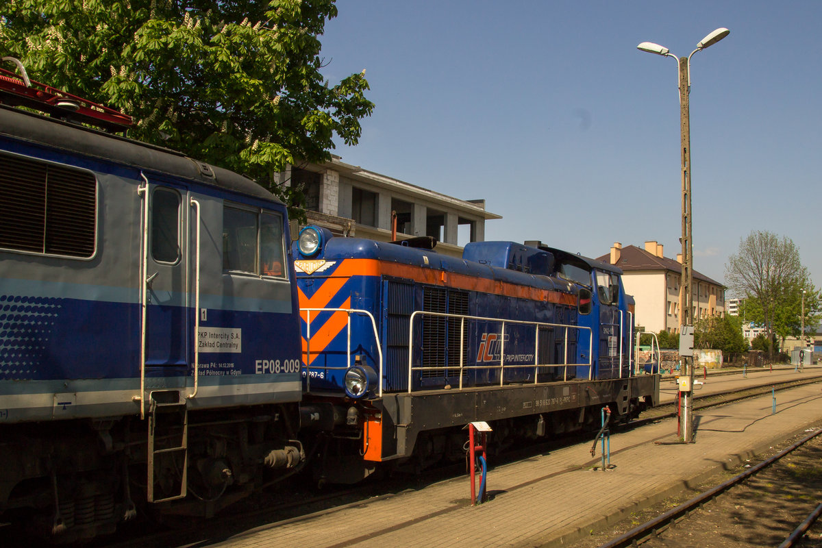 SM42-193 steht mit EP08-009 abgestellt im Bahnhof Bialystok (Polen). Aufgenommen am 30. April 2018. 