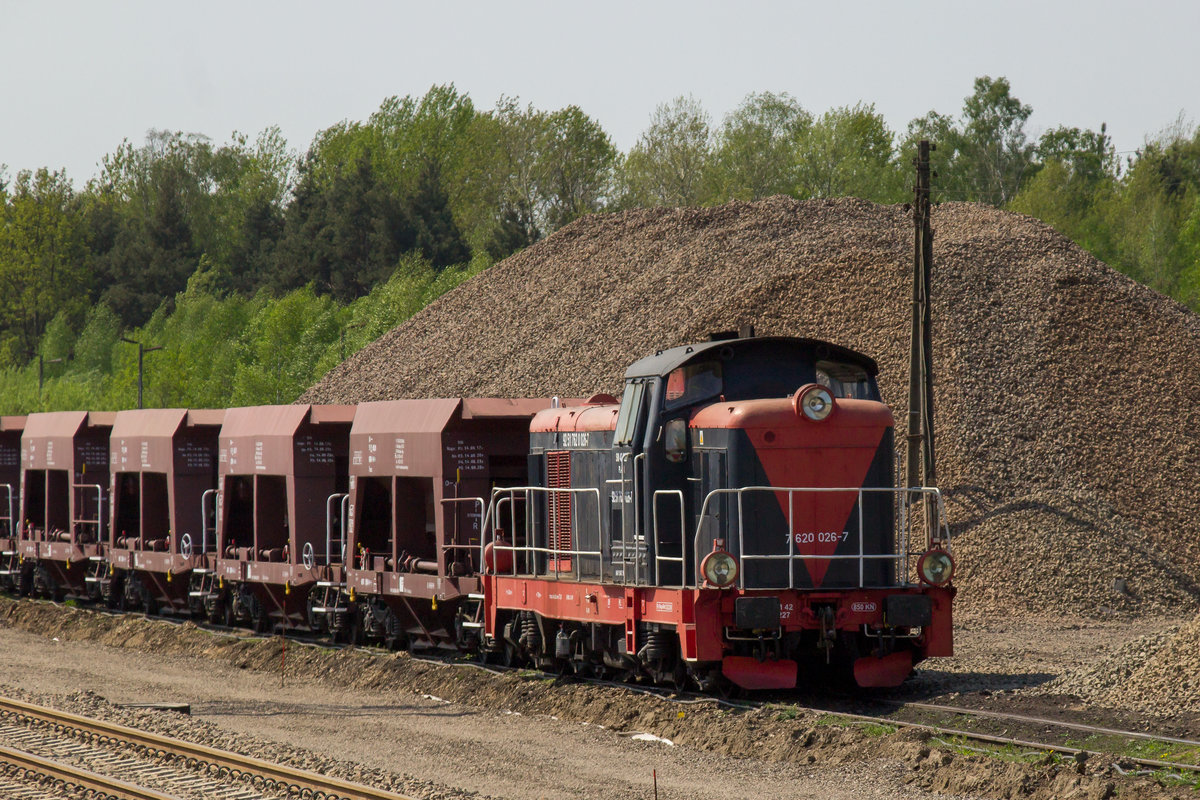 SM42-2227 mit einem Bauzug. Aufgenommen am 30. April 2018 in Sadowne (Polen). 