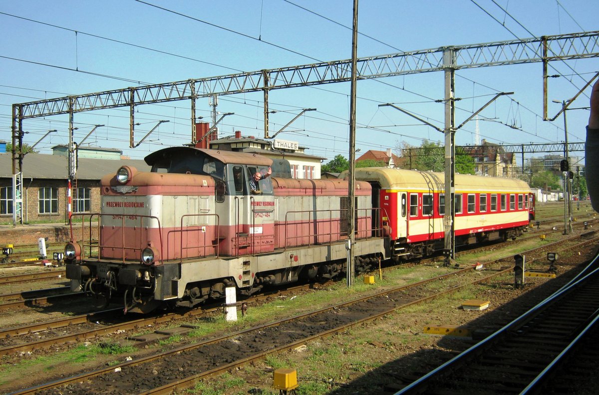 SM42-464 rangiert in Poznan Glowny am Morgen von 30 April 2011.