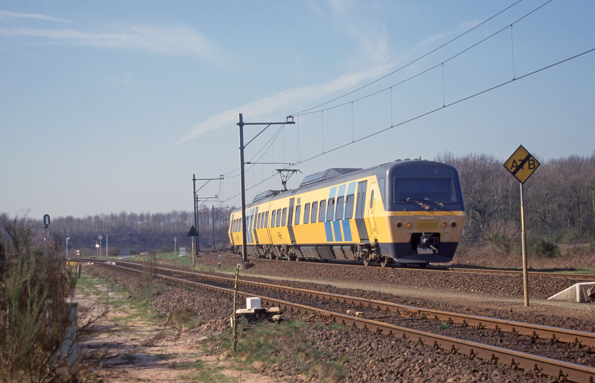 SM90 nr 2102 der NS als S-3833 (Zwolle - Emmen) bei Mariënberg am 02.04.2001. Scanbild 8248, Fujichrome100.