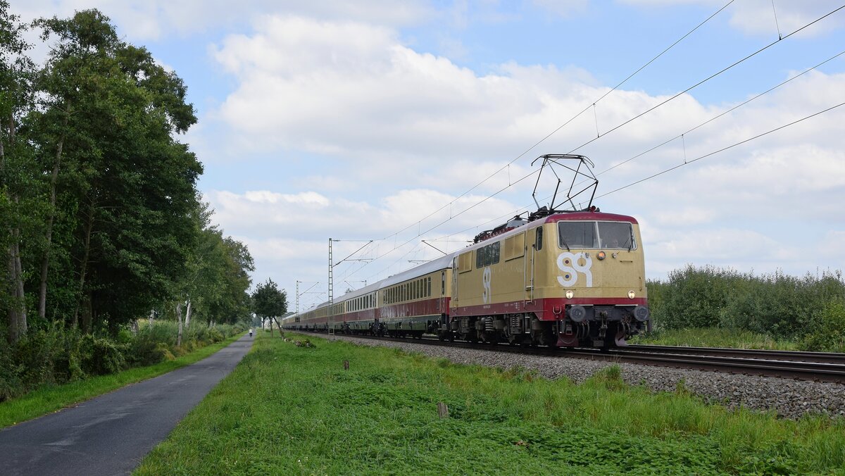 smart rail 111 057 mit AKE-Rheingold-Sonderzug auf der Rückfahrt von Ostseebad Binz nach Koblenz Hbf (zwischen Lembruch und Diepholz, 01.09.2021).