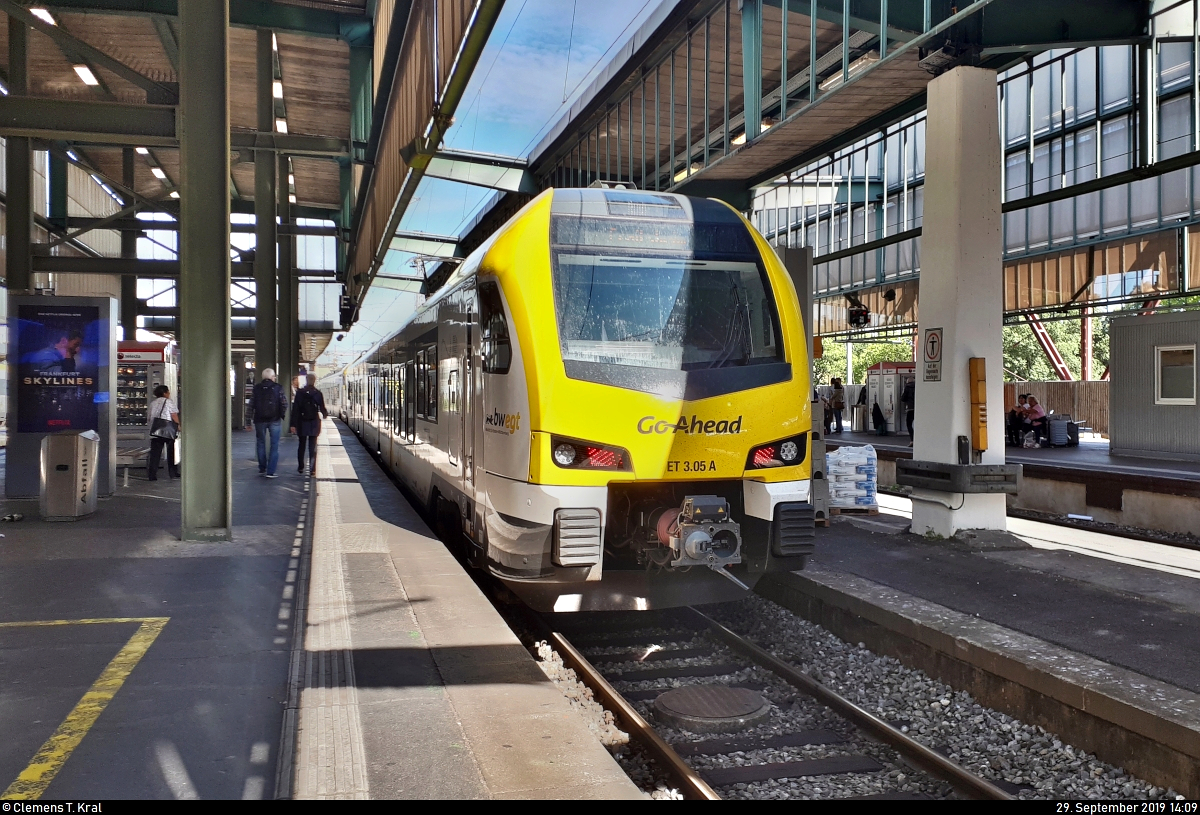 Smartphone-Aufnahme von 1427 015-1 (ET 3.05) und 1427 0?? (Stadler FLIRT 160) der Go-Ahead Baden-Württemberg GmbH (GABW) als RB 19471 (RB13) nach Crailsheim, die im Startbahnhof Stuttgart Hbf abweichend auf Gleis 14 stehen.
[29.9.2019 | 14:09 Uhr]