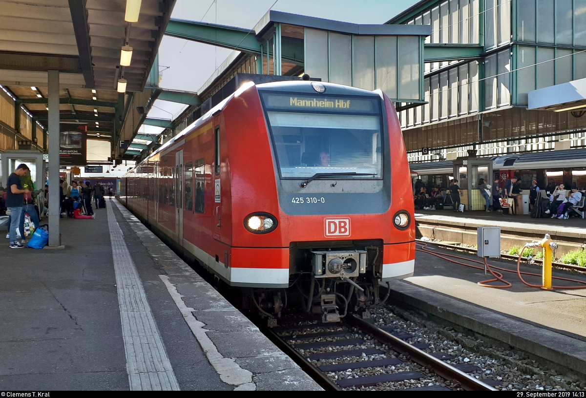 Smartphone-Aufnahme von 425 310-0 von DB Regio Baden-Württemberg als RB 1???? nach Mannheim Hbf, die im Startbahnhof Stuttgart Hbf auf Gleis 7 steht.
Aufgenommen im Gegenlicht.
[29.9.2019 | 14:13 Uhr]