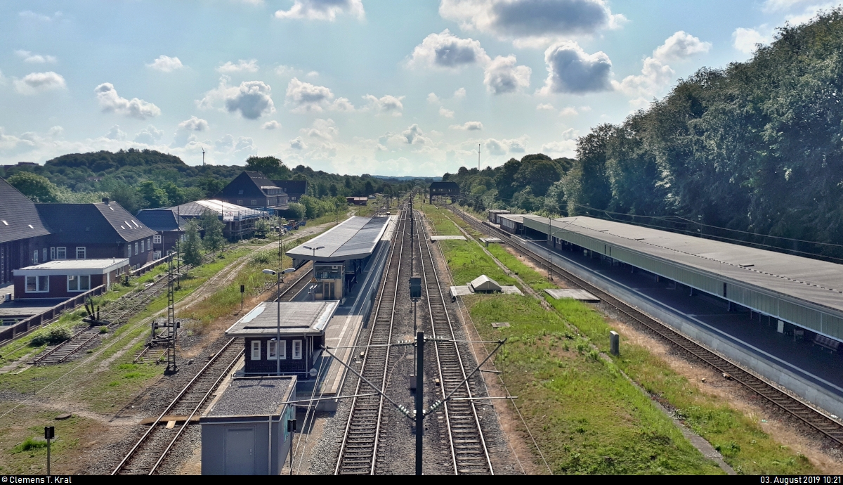Smartphone-Aufnahme der Bahnsteig- und Gleisanlagen des Bahnhofs Flensburg, Blickrichtung Osten.
Aufgenommen im Gegenlicht von der Brücke Schleswiger Straße.
[3.8.2019 | 10:21 Uhr]