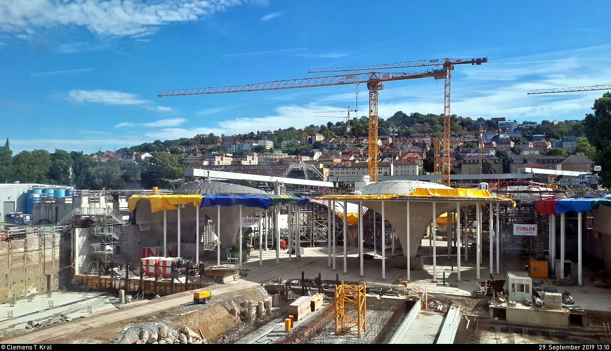 Smartphone-Aufnahme der Bauarbeiten an den Kelchstützen in Stuttgart Hbf im Rahmen des Bahnprojekts Stuttgart–Ulm (Stuttgart 21).
Aufgenommen im östlichen Fußgängertunnel.
[29.9.2019 | 13:10 Uhr]