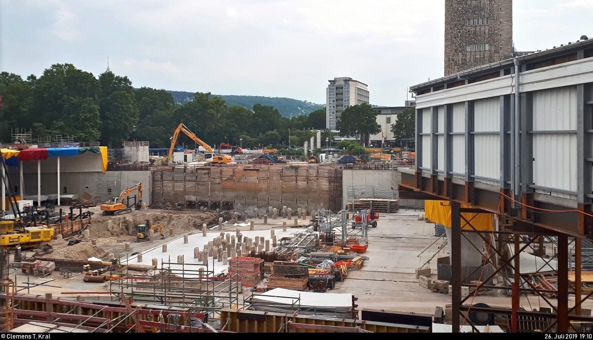 Smartphone-Aufnahme der Bauarbeiten in Stuttgart Hbf im Rahmen des Bahnprojekts Stuttgart–Ulm (Stuttgart 21).
Aufgenommen in einem Fußgängertunnel.
[26.7.2019 | 19:10 Uhr]