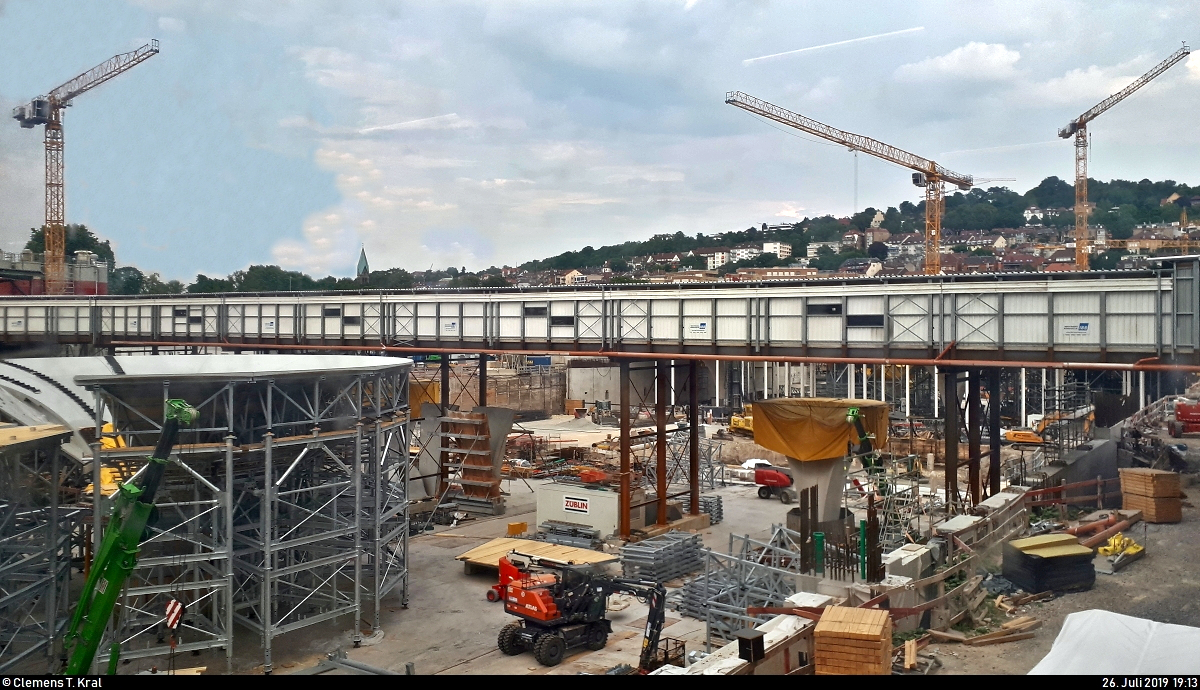 Smartphone-Aufnahme der Bauarbeiten in Stuttgart Hbf im Rahmen des Bahnprojekts Stuttgart–Ulm (Stuttgart 21).
Aufgenommen in einem Fußgängertunnel. Die Fensterscheiben waren leider recht dreckig.
(verbesserte Version; ein paar Flecken wurden weggestempelt)
[26.7.2019 | 19:13 Uhr]