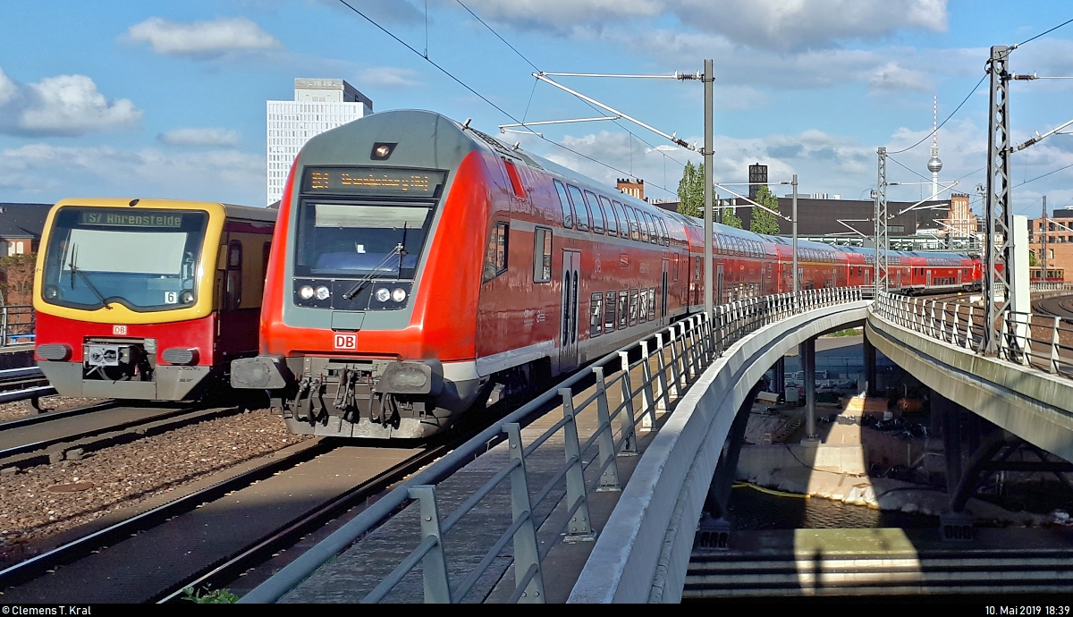 Smartphone-Aufnahme einer Begegnung zwischen einer auf Gleis 15 ausfahrenden 481-Garnitur der S-Bahn Berlin als S7 von Potsdam Hbf (S) nach Ahrensfelde (S) und auf Gleis 14 einfahrendem DBpbzfa mit Schublok 112 ??? von DB Regio Nordost als RE 3186 (RE1) von Frankfurt(Oder) nach Brandenburg Hbf in Berlin Hbf.
[10.5.2019 | 18:39 Uhr]
