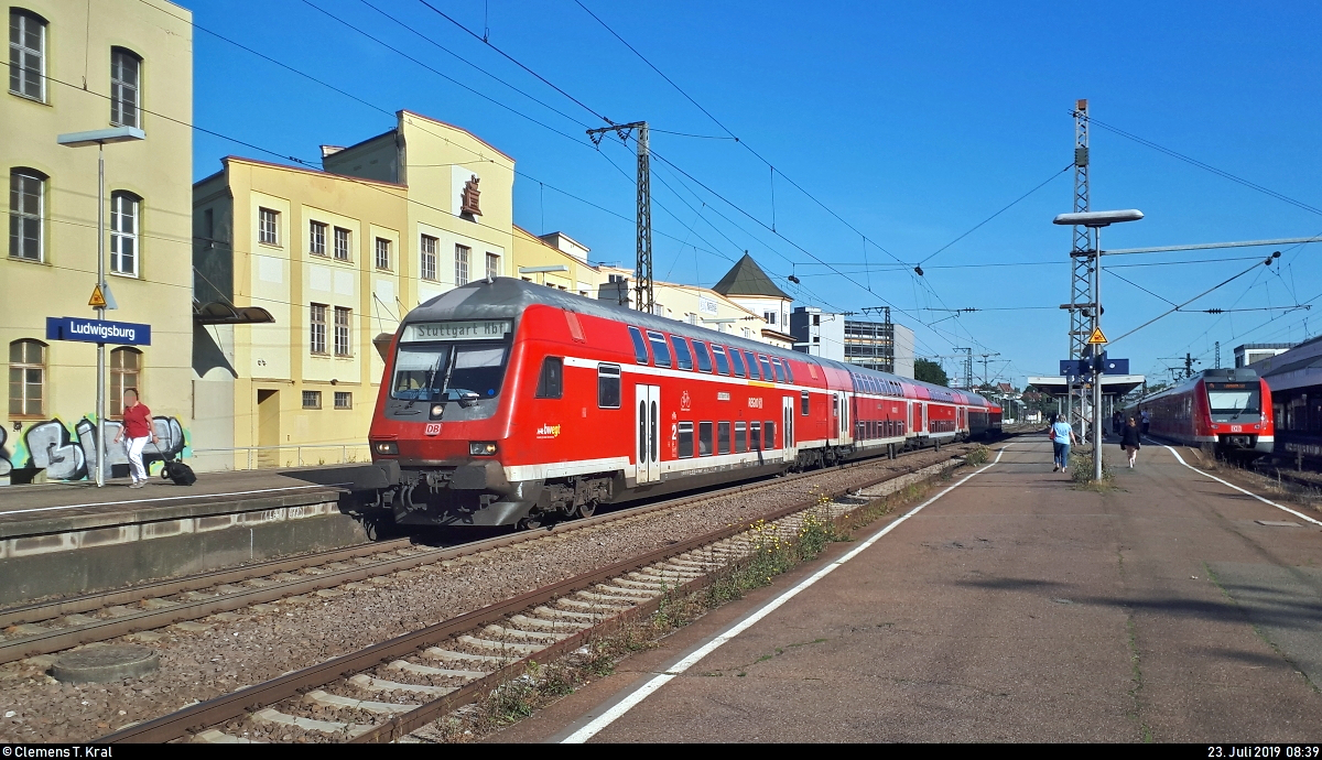 Smartphone-Aufnahme von DABpbzfa 762 mit Schublok 147 003-8 von DB Regio Baden-Württemberg als RE 19053 von Lauda nach Stuttgart Hbf, der den Bahnhof Ludwigsburg auf Gleis 4 verlässt.
[23.7.2019 | 8:39 Uhr]