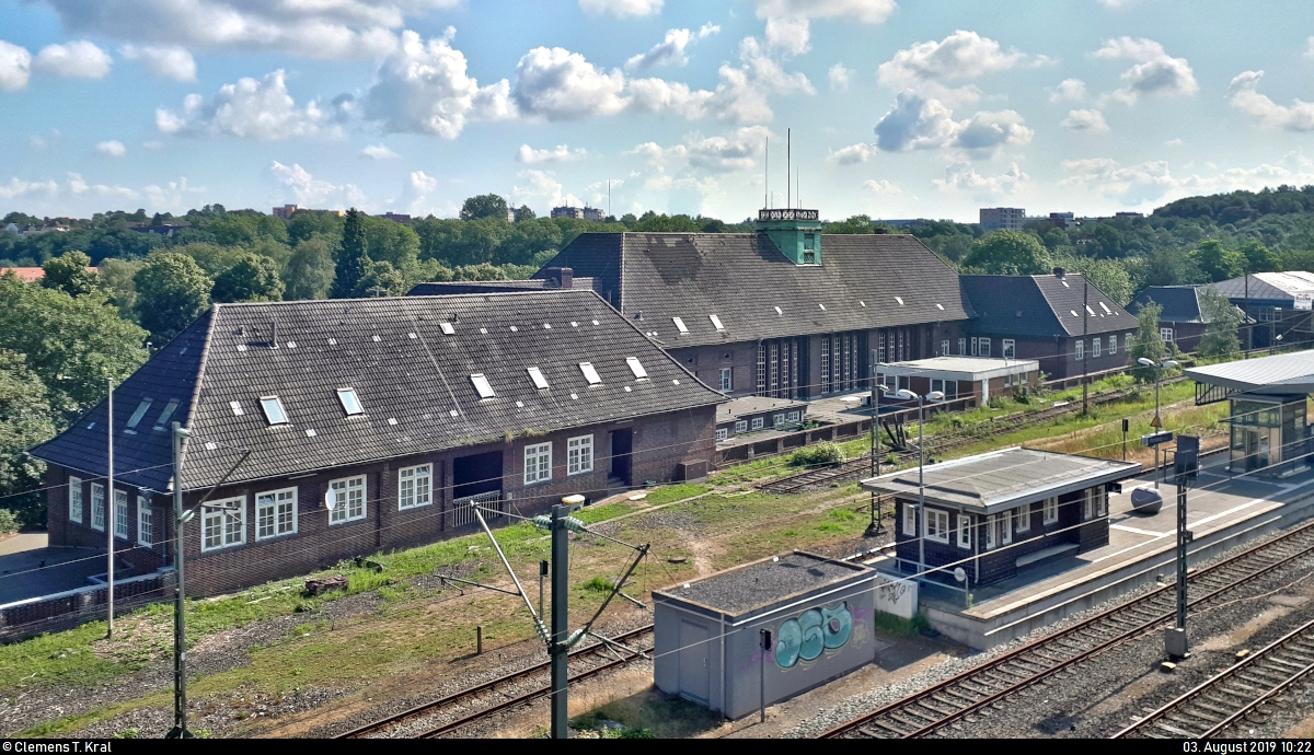 Smartphone-Aufnahme des Empfangsgebäudes des Bahnhofs Flensburg, von der Gleisseite aus gesehen.
Aufgenommen von der Brücke Schleswiger Straße.
[3.8.2019 | 10:22 Uhr]
