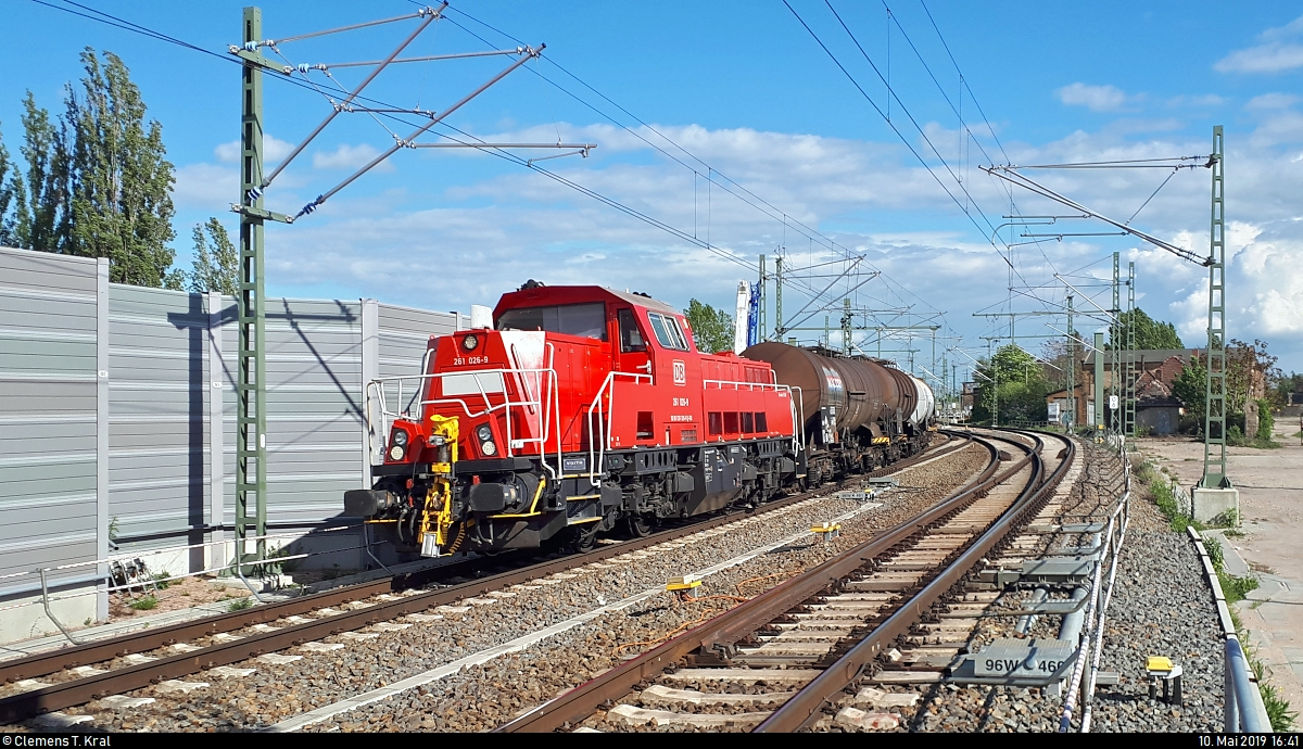 Smartphone-Aufnahme eines Kesselzugs mit 261 026-9 (Voith Gravita) DB, der den Interimsbahnsteig Halle(Saale)Hbf Gl. 13a auf der Ostumfahrung für den Güterverkehr in nördlicher Richtung passiert.
[10.5.2019 | 16:41 Uhr]