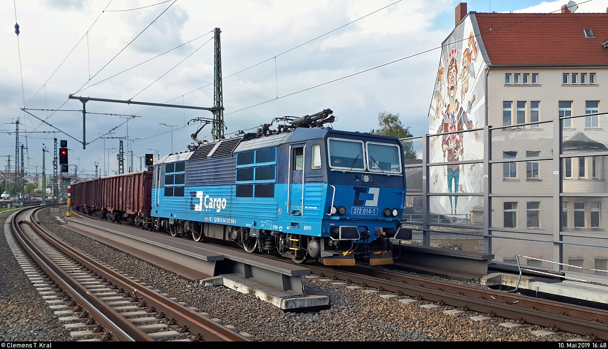 Smartphone-Aufnahme eines Schüttgutzugs mit 372 014-1 der ČD Cargo, a.s., der den Interimsbahnsteig Halle(Saale)Hbf Gl. 13a auf der Ostumfahrung für den Güterverkehr in südlicher Richtung passiert.
[10.5.2019 | 16:48 Uhr]