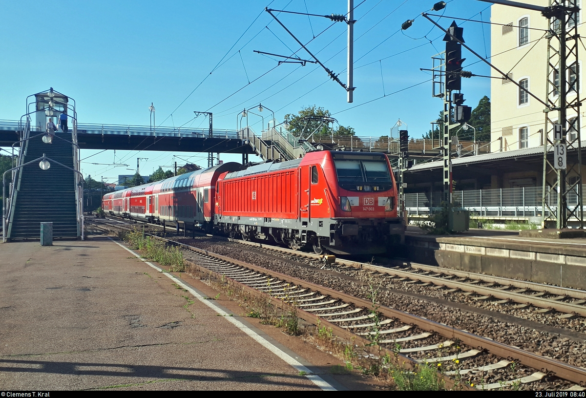 Smartphone-Aufnahme in Form eines Nachschusses auf 147 003-8 von DB Regio Baden-Württemberg als RE 19053 von Lauda nach Stuttgart Hbf, der den Bahnhof Ludwigsburg auf Gleis 4 verlässt.
[23.7.2019 | 8:40 Uhr]
