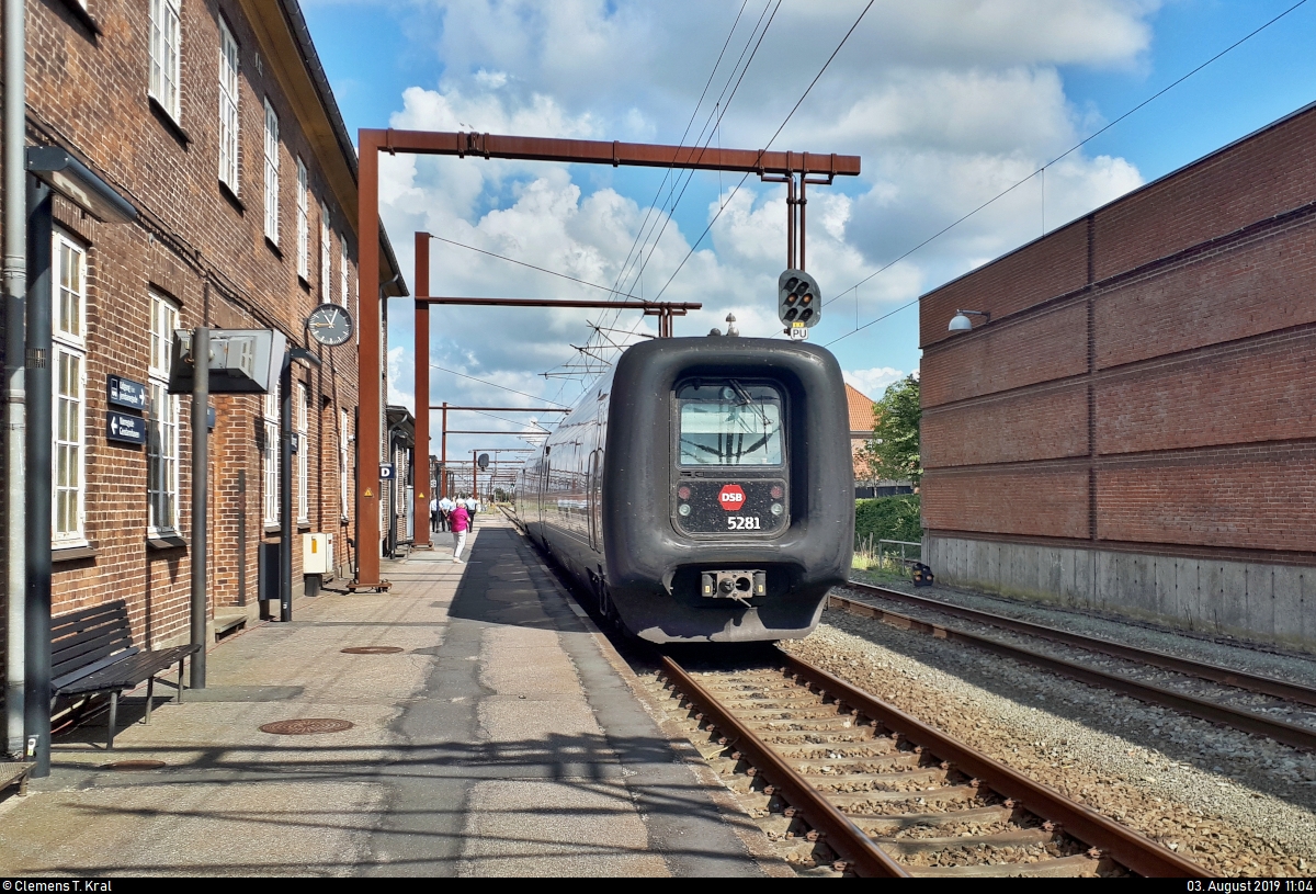 Smartphone-Aufnahme von MF 5281 der Danske Statsbaner (DSB) als IC 5737 von Flensburg (D) nach Fredericia st (DK), der im Bahnhof Padborg st (DK) auf der Bahnstrecke Fredericia–Flensburg (KBS 65 (DSB)) steht.
[3.8.2019 | 11:04 Uhr]