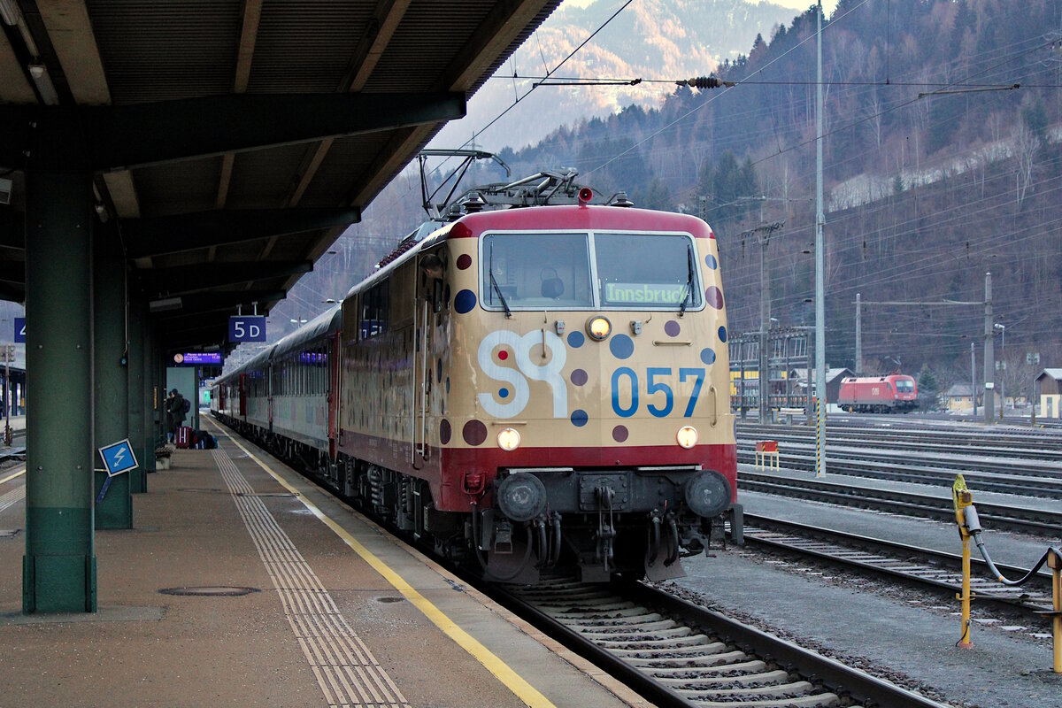 Smartrail 111 057 verlässt mit dem Ski-Express von Malmö Central nach Innsbruck Hbf den Bahnhof Schwarzach St. Veit. (30.12.2022)