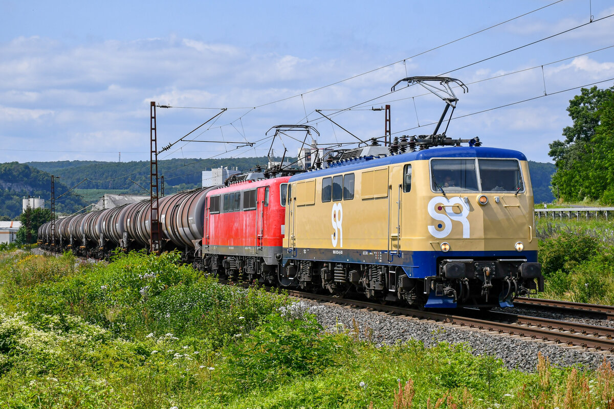 SmartRail 111 223 zieht zusammen mit 111 056 einen Kesselzug bei Karlstadt in Richtung Würzburg. Aufgenommen am 22.07.2021.