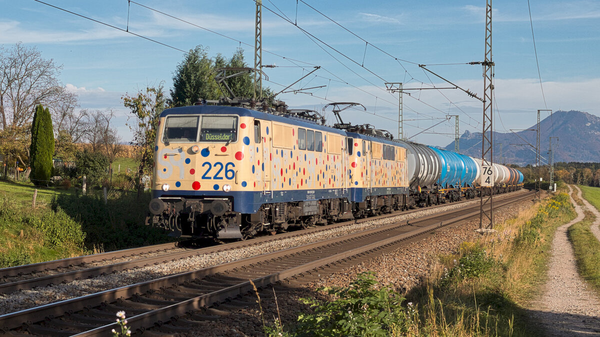 SMARTRAIL 111 226 und 111 223 mit einem Kesselwagenzug bei Niederstra�, am 21. Oktober 2025.