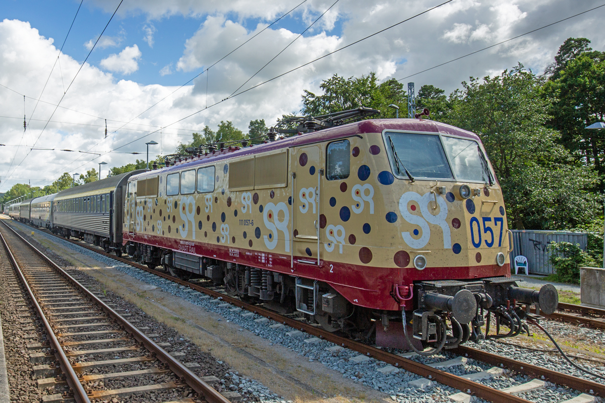 SMARTRAIL Lok 111 057 mit dem URLAUBS-EXPRESS nach Lörrach im Ostseebad Binz an der langen „Leine“. - 16.07.2022
