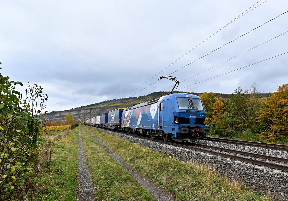 Smartron 192 009 kommt am 26.10.2021 bei Thüngersheim mit einem KLV gen Würzburg gefahren. 